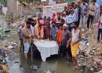 Unique protest by BJP councilor in Agra