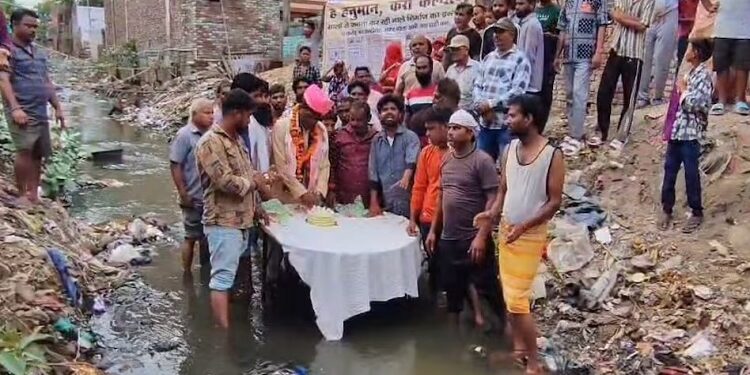 Unique protest by BJP councilor in Agra