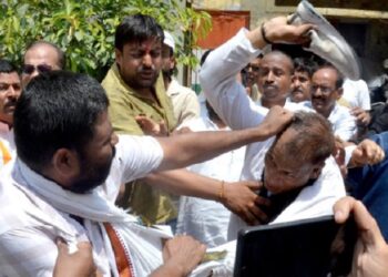 Congressmen clash in front of the National Secretary