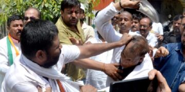 Congressmen clash in front of the National Secretary
