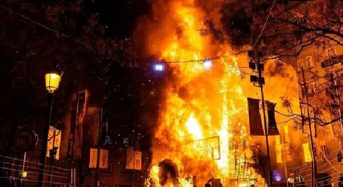 Massive fire at Haldwani's Amazon store