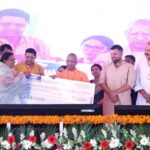 CM Yogi honored the beneficiaries of public welfare schemes.