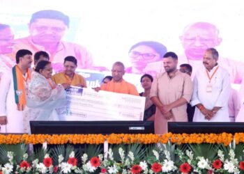 CM Yogi honored the beneficiaries of public welfare schemes.