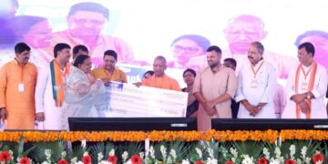 CM Yogi honored the beneficiaries of public welfare schemes.