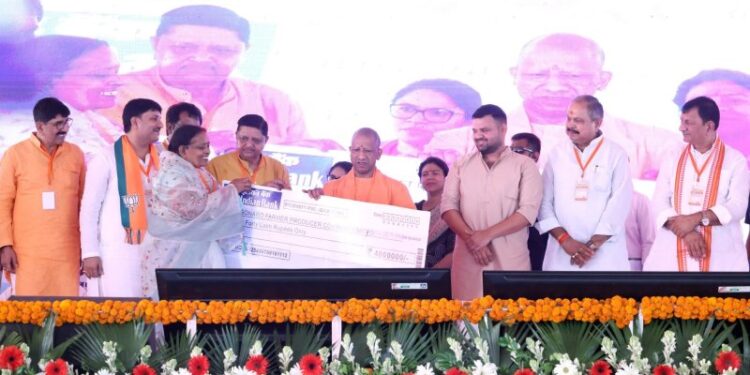 CM Yogi honored the beneficiaries of public welfare schemes.