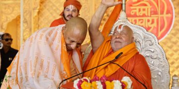 CM Yogi reached the story of Jagadguru Rambhadracharya