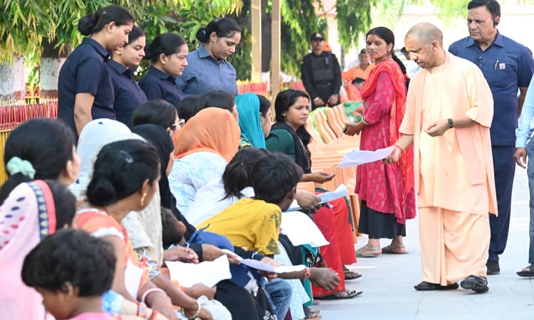 CM Yogi listened to the problems of 200 people.