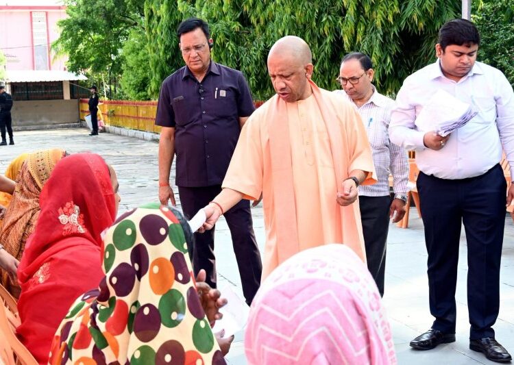 CM Yogi listened to the problems of 200 people.