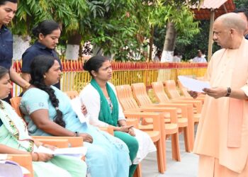 CM Yogi listened to the problems of 150 people in Janta Darshan.