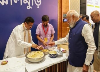 Suvendu served Jhalmuri to PM Modi.