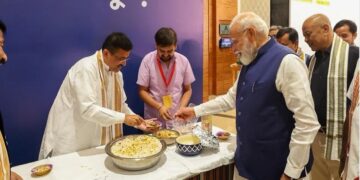 Suvendu served Jhalmuri to PM Modi.