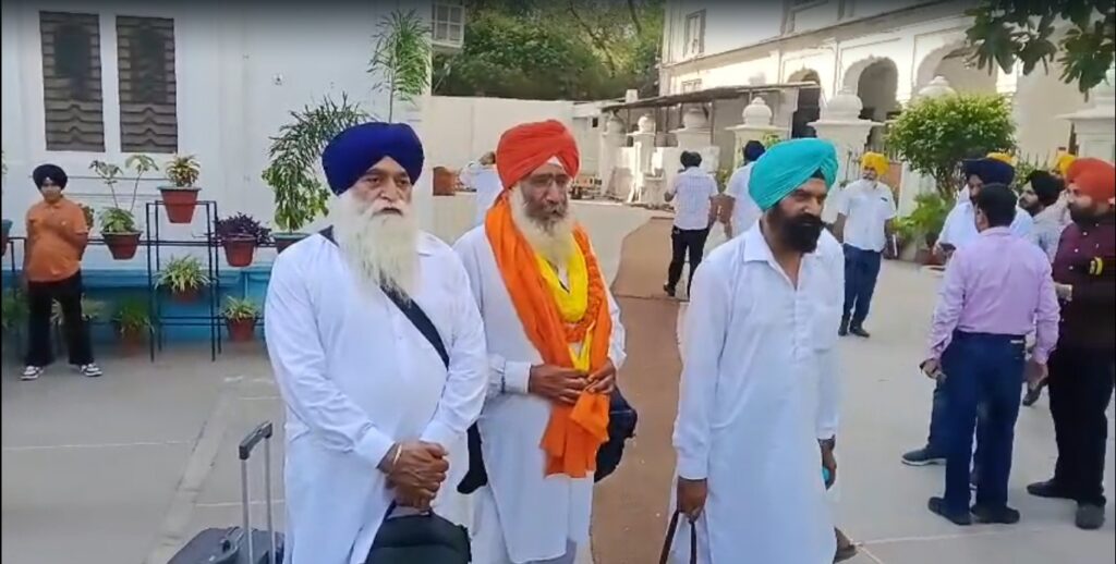 A group left for Pakistan on the martyrdom day of Guru Arjan Dev Ji.