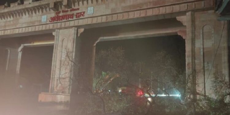 Storm and rain wreak havoc in Bareilly