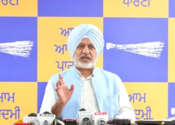 AAP surrounds Congress-BJP