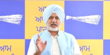 AAP surrounds Congress-BJP