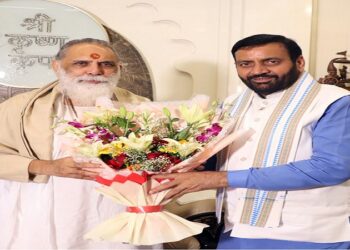 CM Nayab Saini met Swami Gyananand Maharaj.