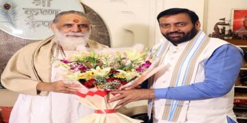 CM Nayab Saini met Swami Gyananand Maharaj.