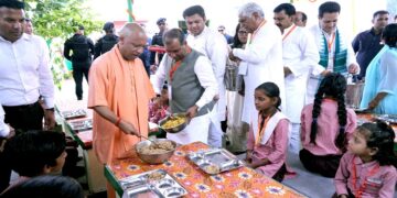 CM Yogi served food to the children with his own hands.
