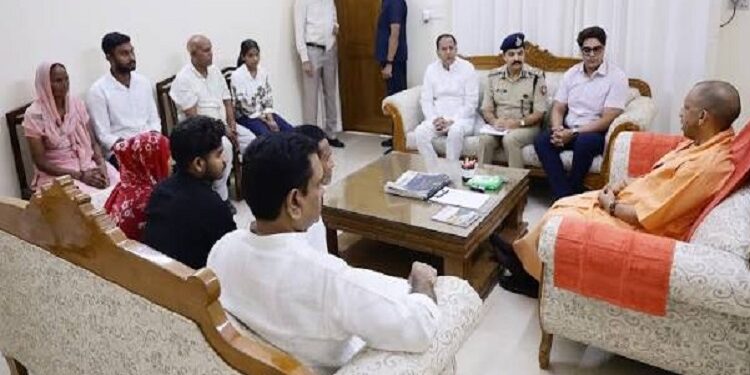 CM Yogi met the family of Dalit student Lalita Gautam