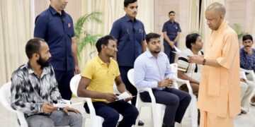 CM Yogi heard the complaint in 'Janata Darshan'