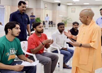 CM Yogi met all the people in 'Janata Darshan'