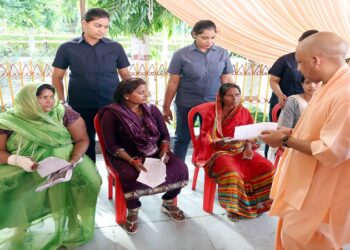 CM Yogi listened to the grievances of 200 people.