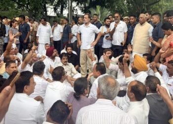 Many Congress leaders including Rahul-Priyanka are on strike