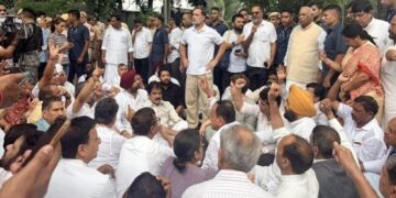 Many Congress leaders including Rahul-Priyanka are on strike