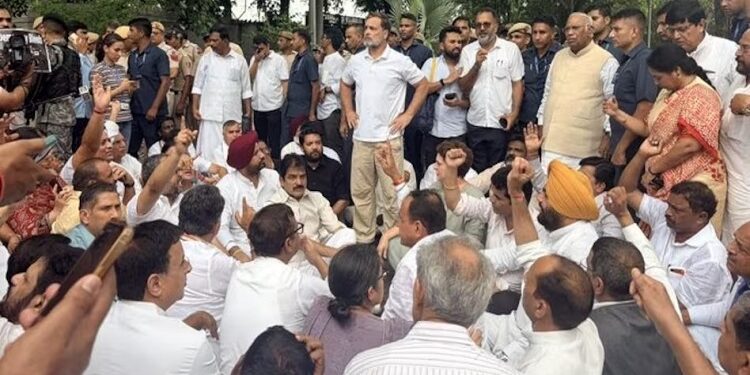 Many Congress leaders including Rahul-Priyanka are on strike