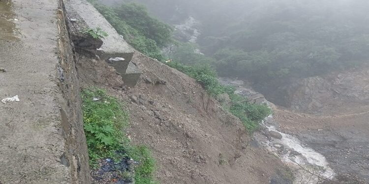 Dehradun-Mussoorie road caves in due to heavy rain