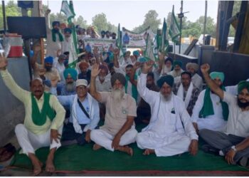 Farmers protest at toll plaza