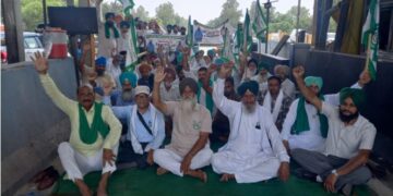Farmers protest at toll plaza