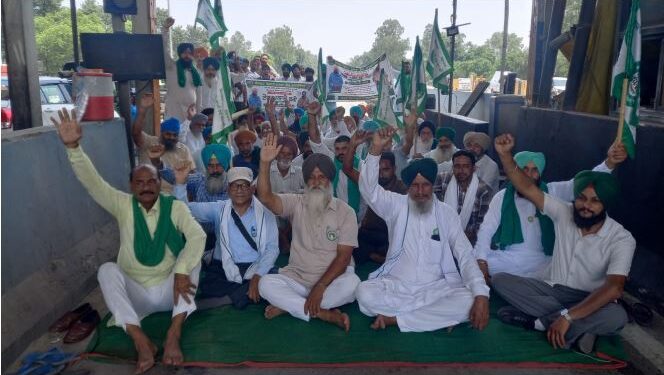 Farmers protest at toll plaza