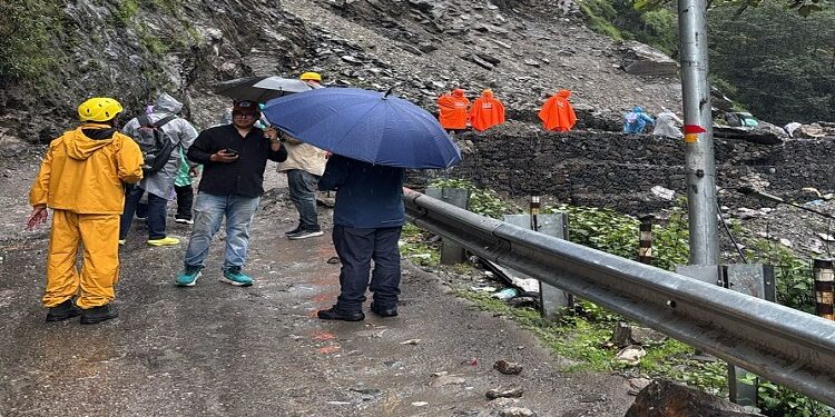 Kedarnath Yatra route blocked due to falling of stones