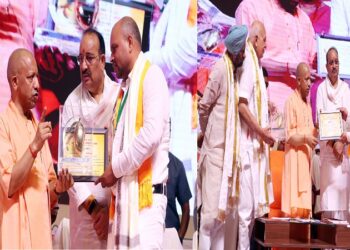 CM Yogi honored outstanding farmers