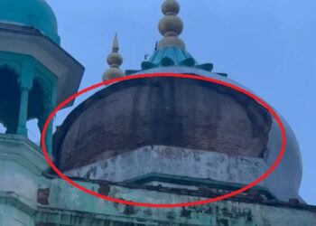 Part of the dome of Jama Masjid collapsed during prayers.