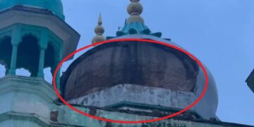 Part of the dome of Jama Masjid collapsed during prayers.