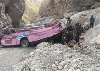 40 killed as bus falls into ditch in Pakistan