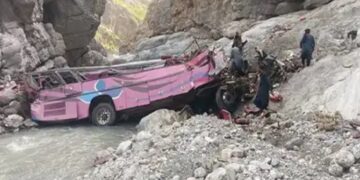 40 killed as bus falls into ditch in Pakistan
