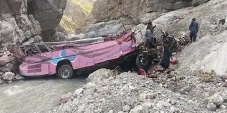 40 killed as bus falls into ditch in Pakistan