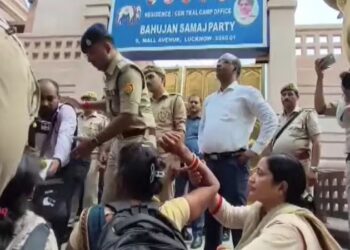 Teacher aspirants reached Mayawati's residence.