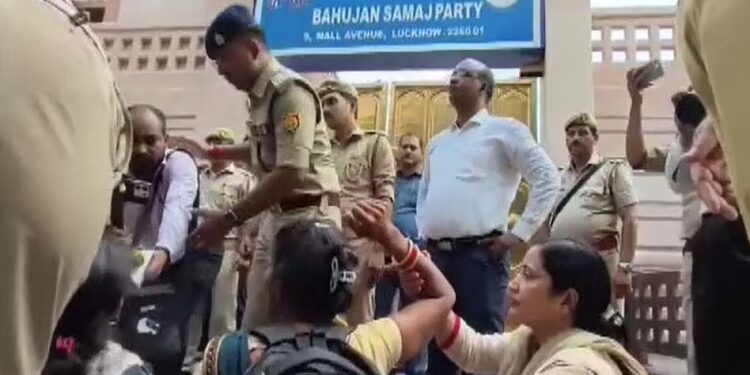 Teacher aspirants reached Mayawati's residence.