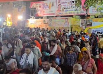 Crowds of devotees in the Parikrama of Girirajji