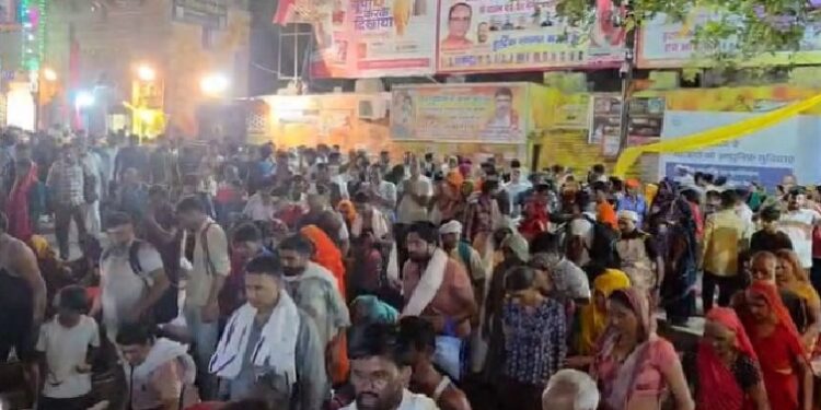 Crowds of devotees in the Parikrama of Girirajji