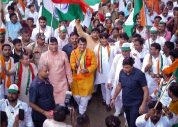 AK Sharma organized a grand Tiranga Yatra in Loni.