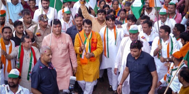 AK Sharma organized a grand Tiranga Yatra in Loni.