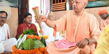 CM Yogi performed Rudrabhishek on the second Monday of Sawan.
