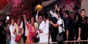 CM Yogi showered flower petals on Kanwariyas.