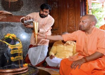 CM Yogi performs Rudrabhishek