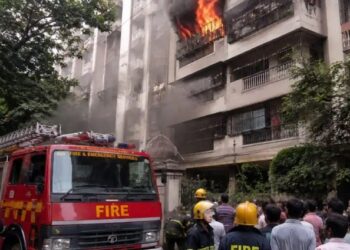 Massive fire in a multi-storey building in Howrah